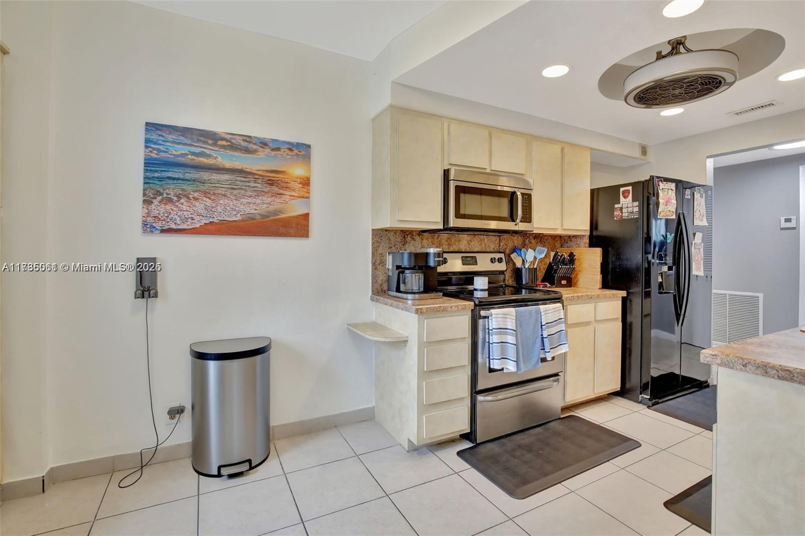 HILLCREST EAST NO 25 COND - Residential