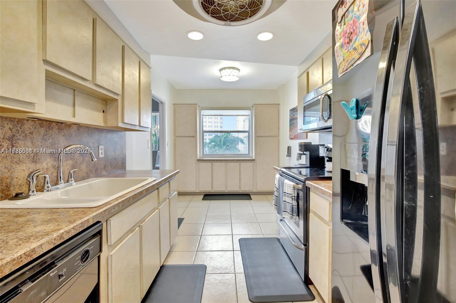 HILLCREST EAST NO 25 COND - Residential