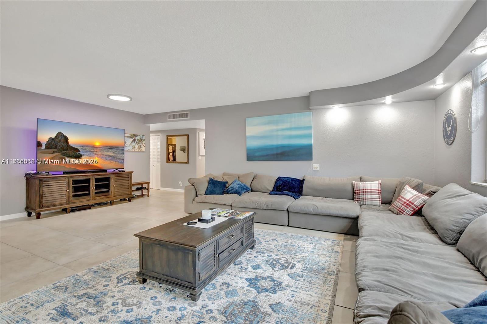 HILLCREST EAST NO 25 COND - Residential