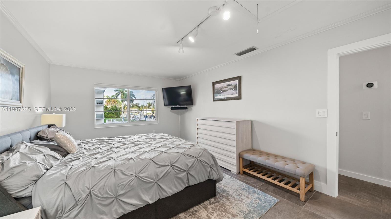 ISLAND CLUB - Residential