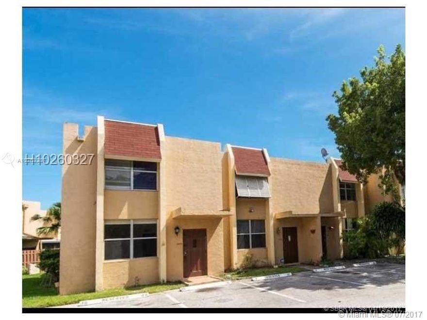 BEAUTIFUL TOWNHOUSE NEAR SCHOOL, I 95 CENTRALLY LOCATED. DON'T MISS THIS ONE IT WON'T LAST LONG. CALL BROKER