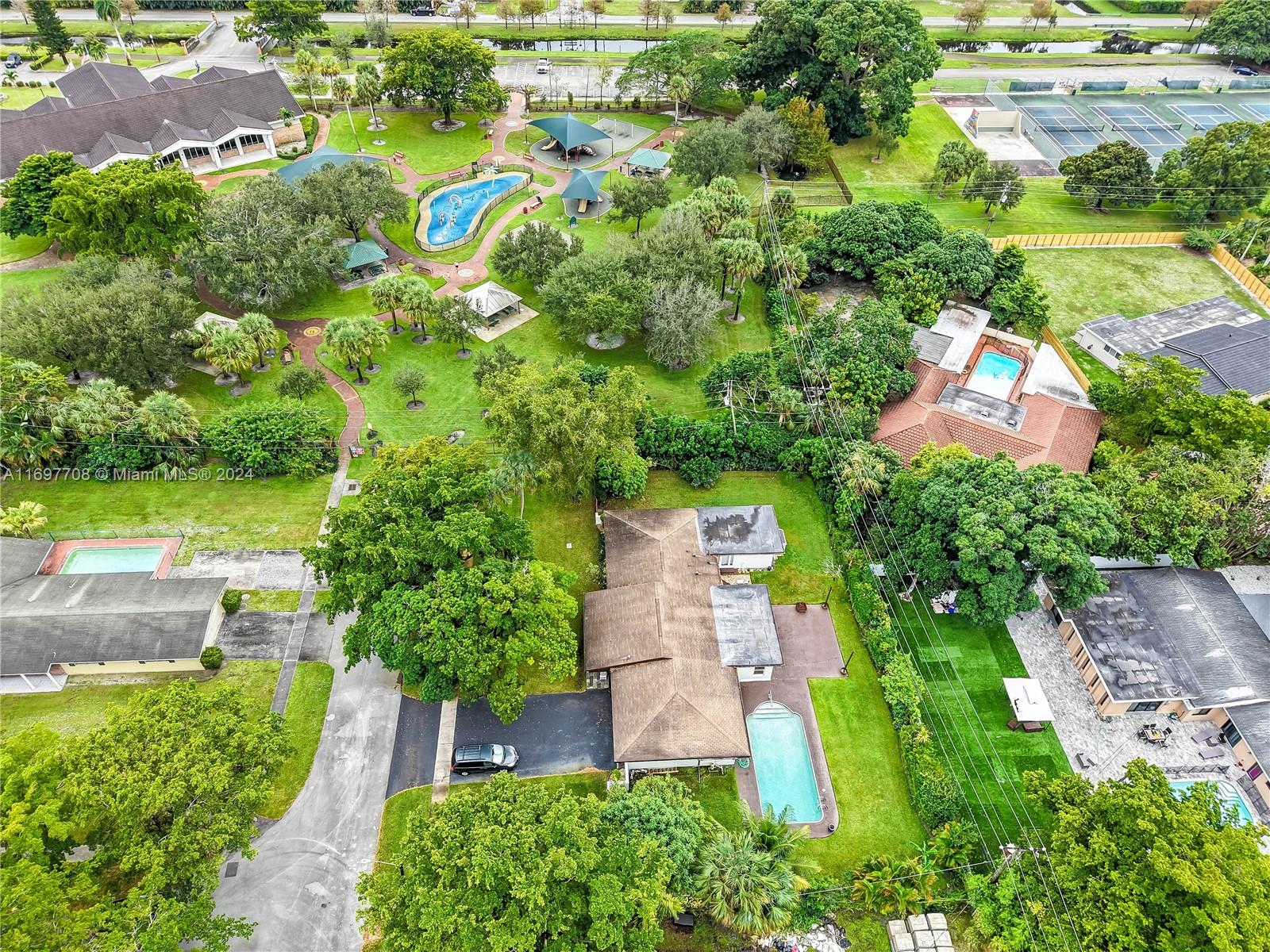 561 Gardenia Ln Ln, Plantation, Miami-Dade County, Florida - 4 Bedrooms  
3 Bathrooms - 