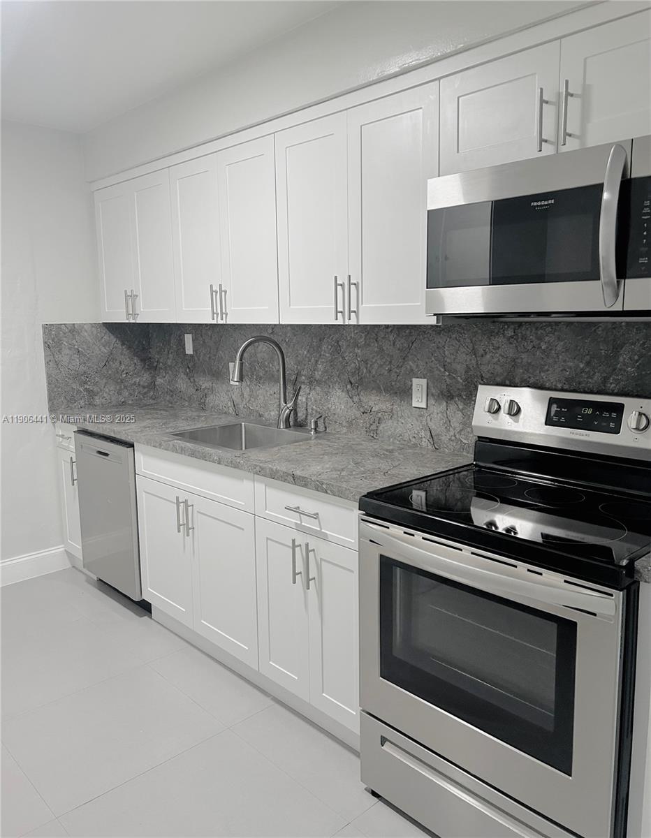 This charming and well maintained 2 bedroom 2 1/2 bathroom home is ready for it's new family! This gem features a renovated kitchen and bathrooms, tile floors throughout and washer and dryer in the unit. It is conveniently located near the beach, shops and fine dining establishments. Water is included in monthly rent.