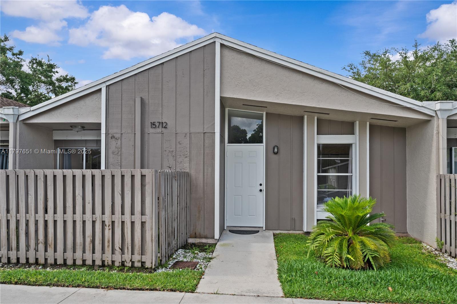 15712 Woodgate Ct B, Sunrise, Miami-Dade County, Florida - 3 Bedrooms  
2 Bathrooms - 