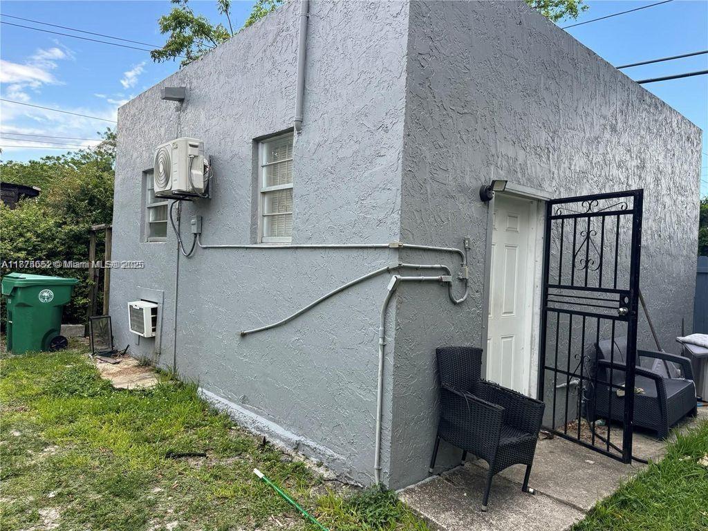 Spacious Efficiency Centrally located minutes from 1-95, Miami Beach, Downtown, and Brickel. Available immediately. Easy to show. Cal listing agent