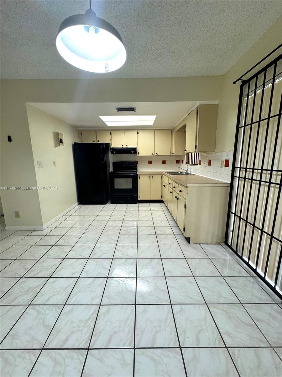 ROYAL OAKS TOWNHOUSE 9 CO - Residential Lease