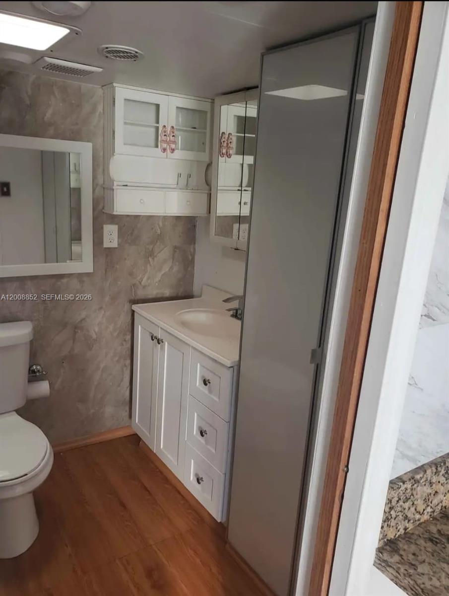 1085 NW 185th Ter RV