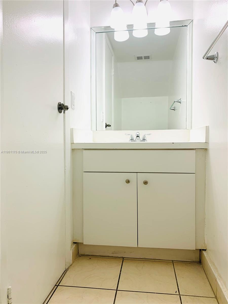 VENETIAN GARDENS AT COUNT - Residential Lease