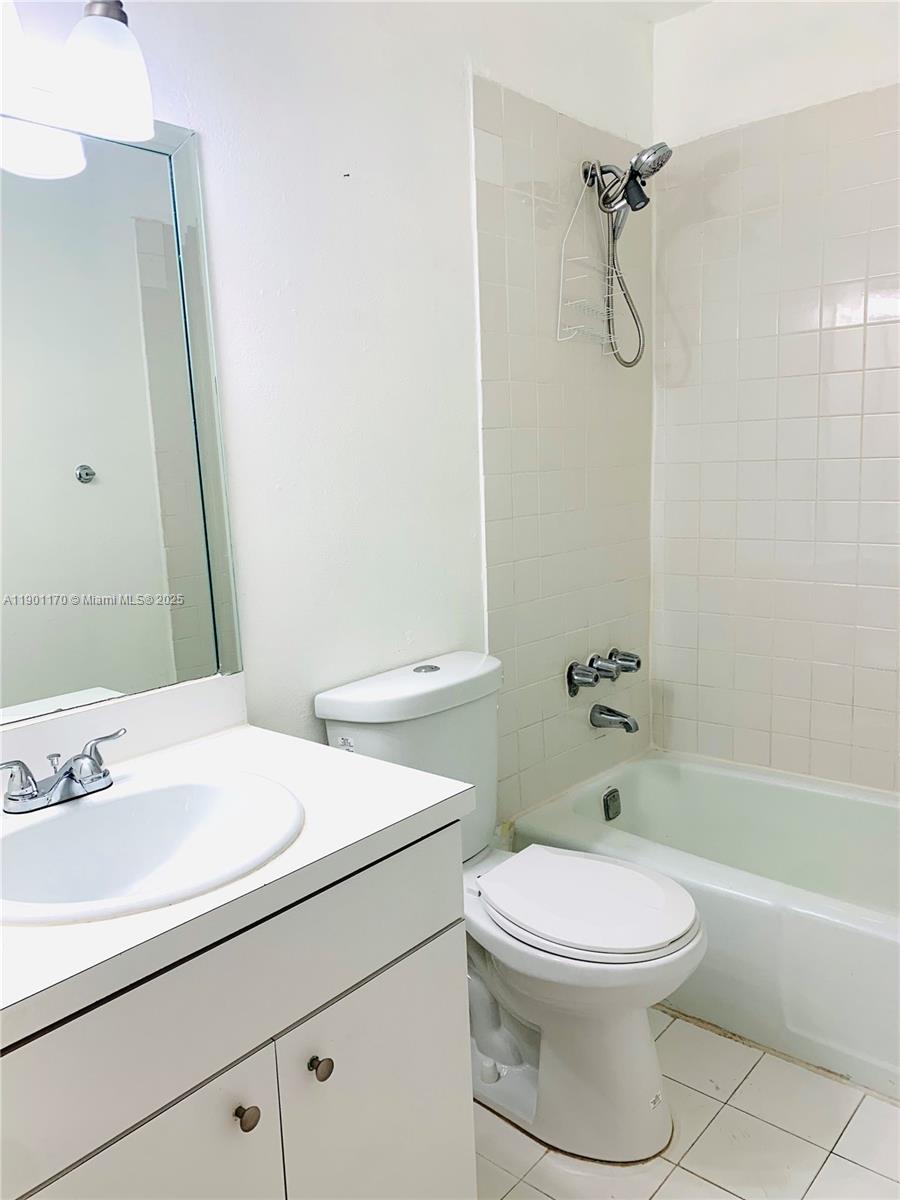 VENETIAN GARDENS AT COUNT - Residential Lease