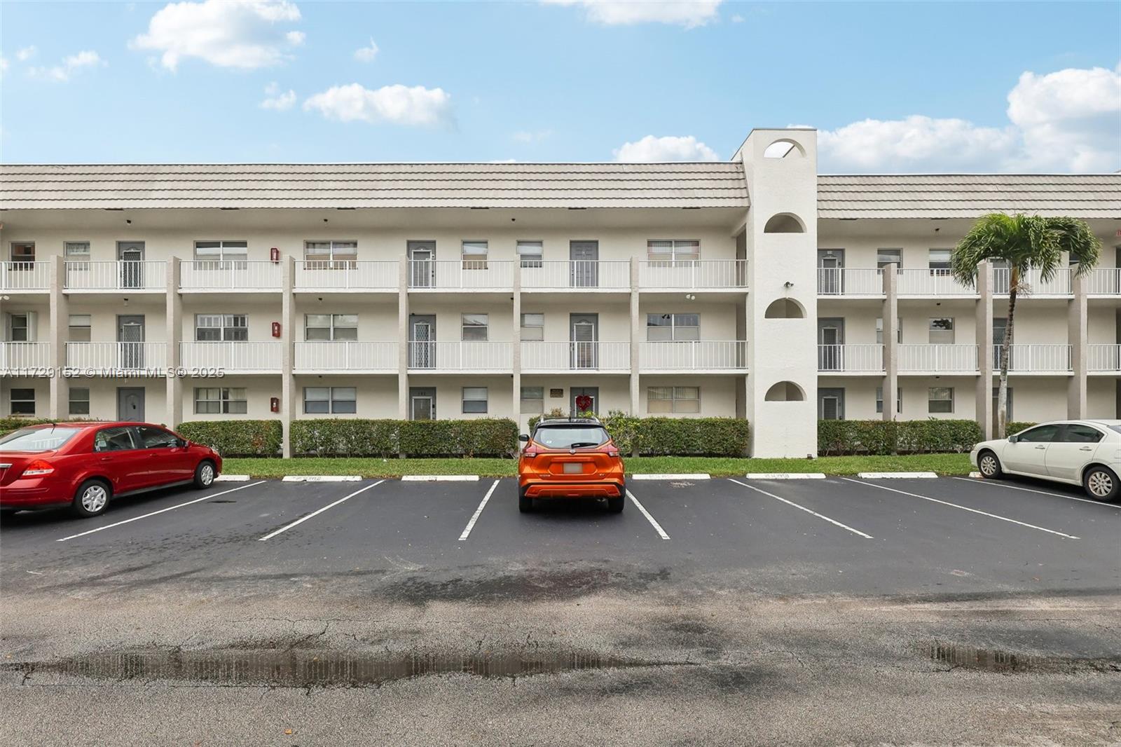 Sunrise Lakes 2/2 corner unit Lots of Natural Light with Large Walk in closet. Close to Shops. Amenities included in this 55+ community include (2) club houses, gyms, billiards, Tennis, shuffleboard, (3) Pools, outdoor Grills, saunas and transportation to many convenient places. LOCATION! LOCATION! LOCATION! Don’t miss this opportunity to own this fully furnished unit
Please note it is being sold as is FURNISHED.