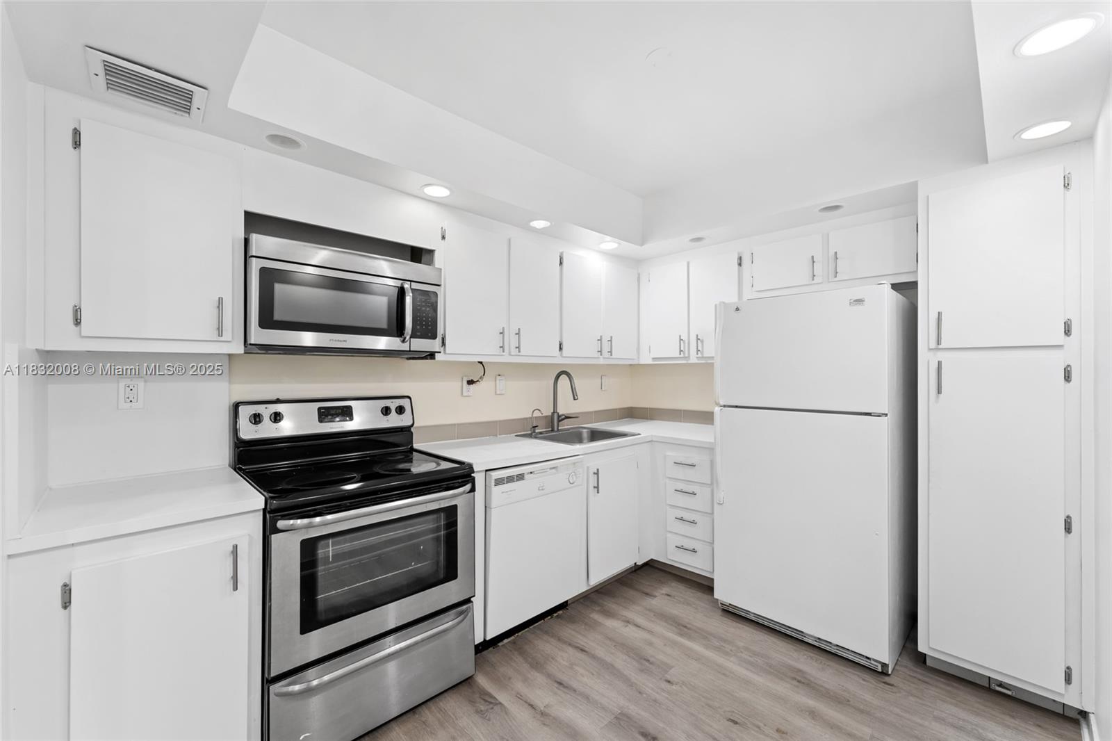 FLAMENCO CONDO TOWER I - Residential