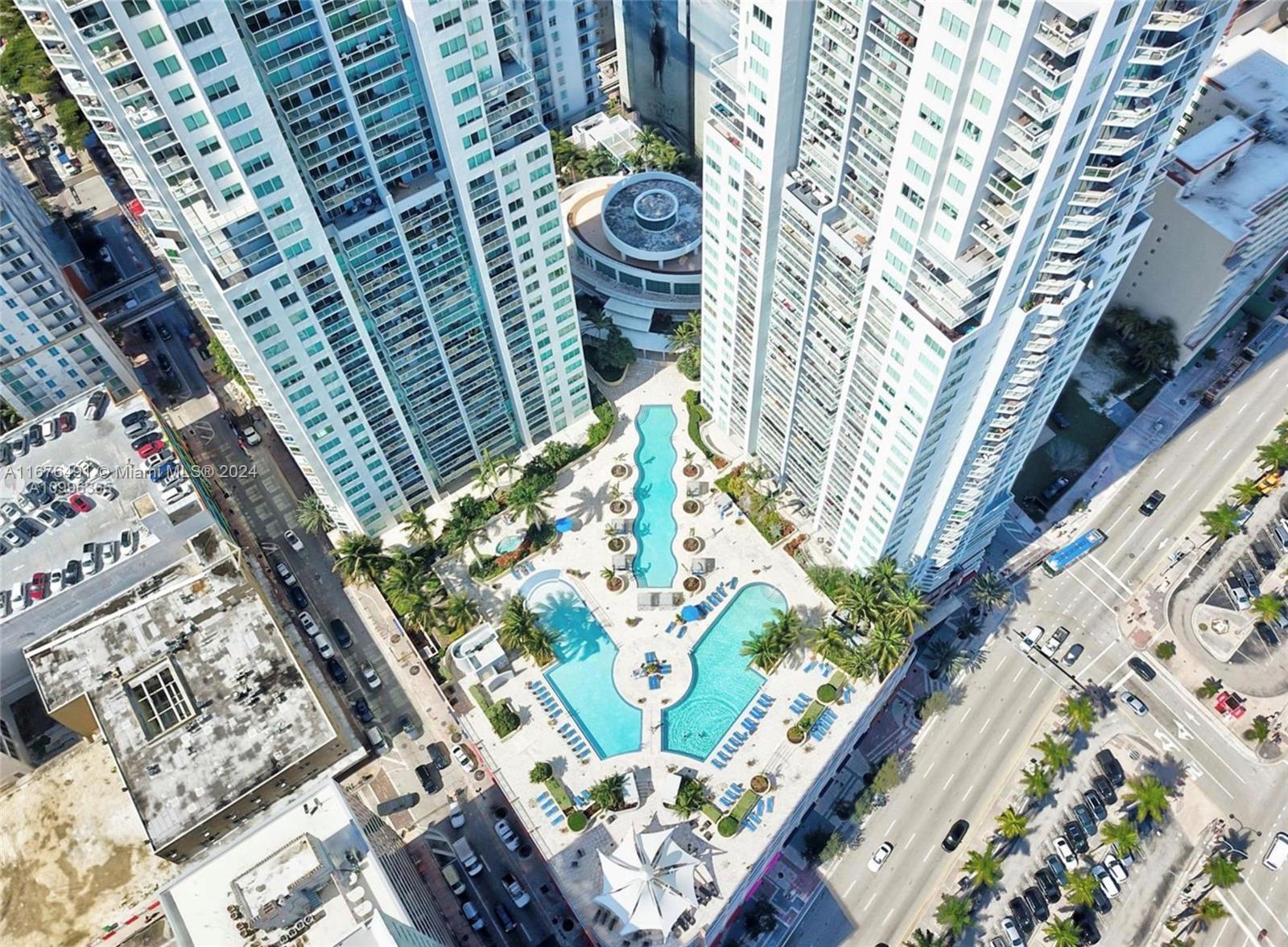 Vizcayne south towers with perfect amenities huge gym ,very nice large pool and more
2 bed 2 bath Carpet high trafic
1 cover parking , 1 STORAGE space
On Supra
