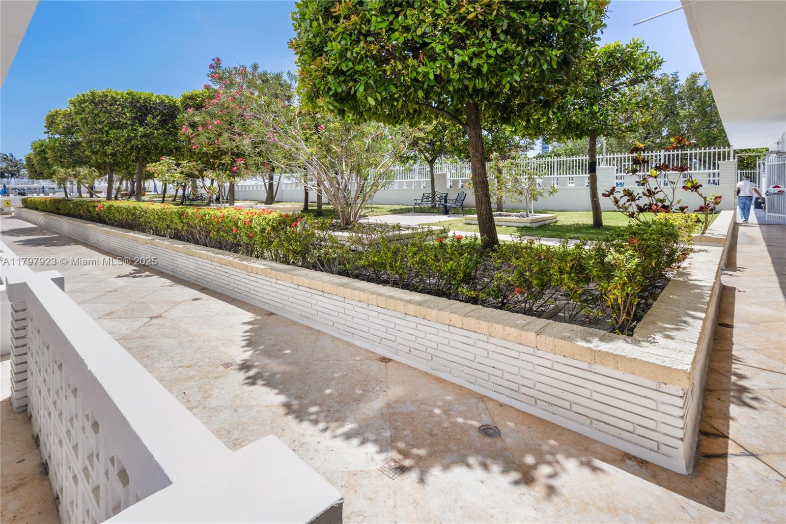 4747 Collins Ave PH04