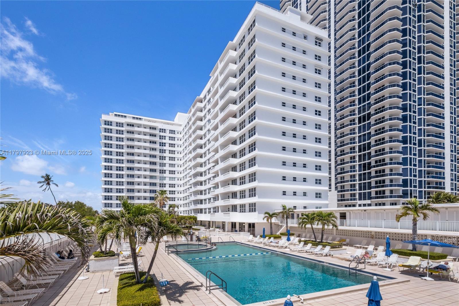 4747 Collins Ave PH04
