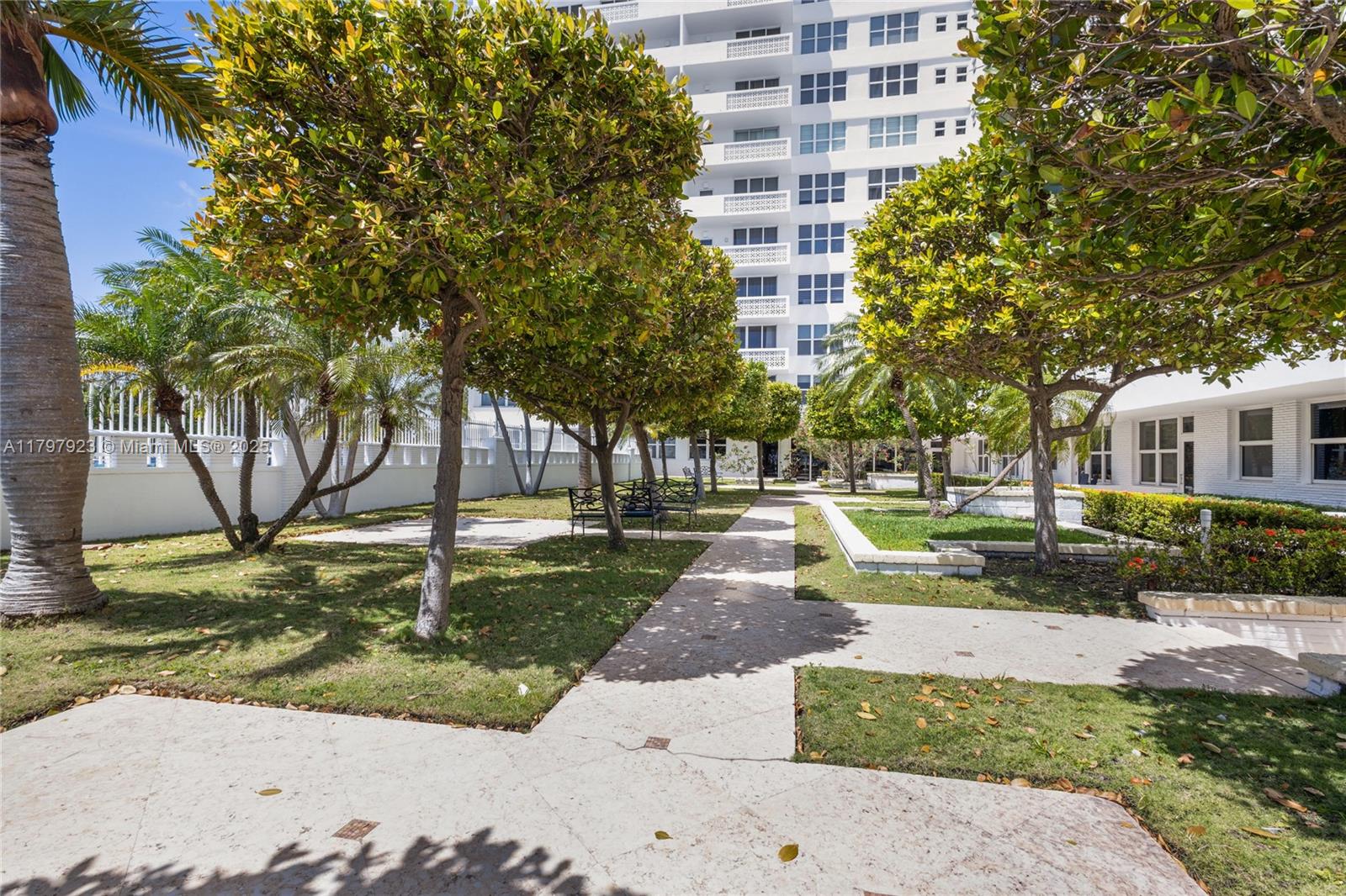 4747 Collins Ave PH04