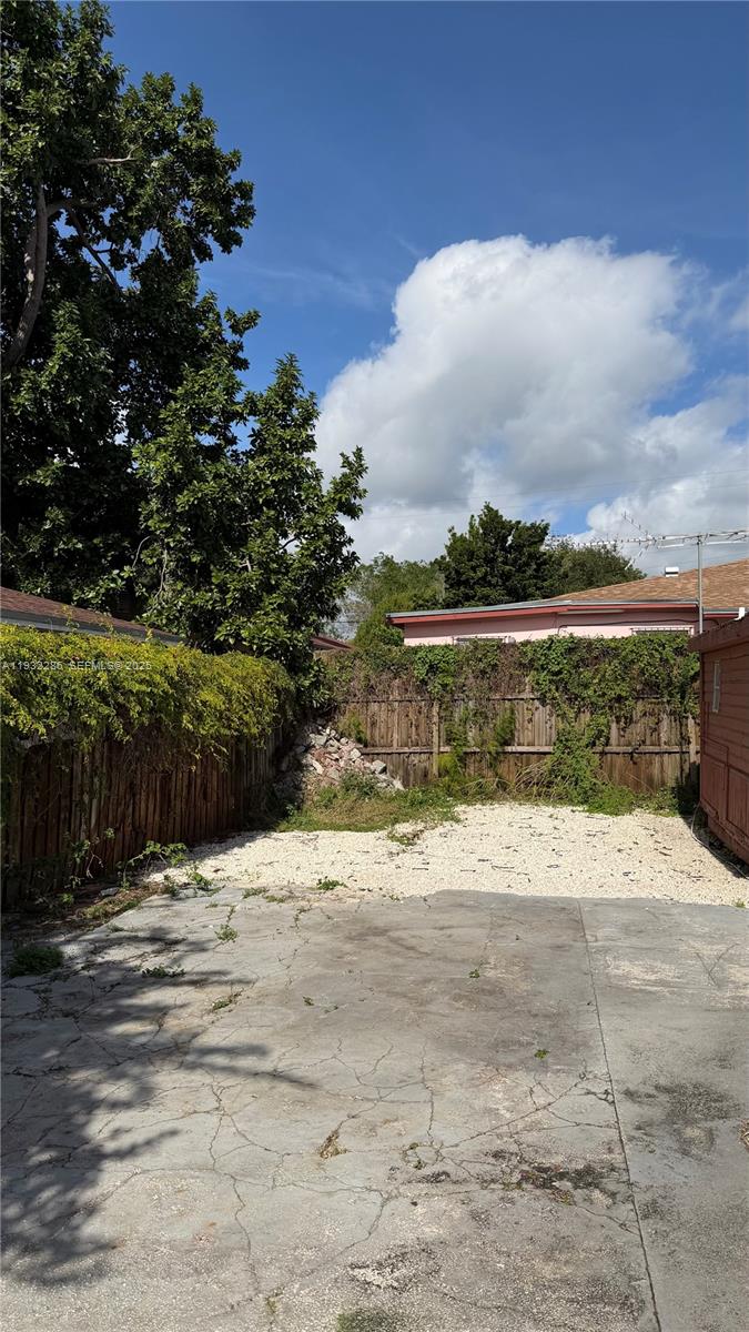 DIXIE HIGHWAY TRACK - Residential Lease