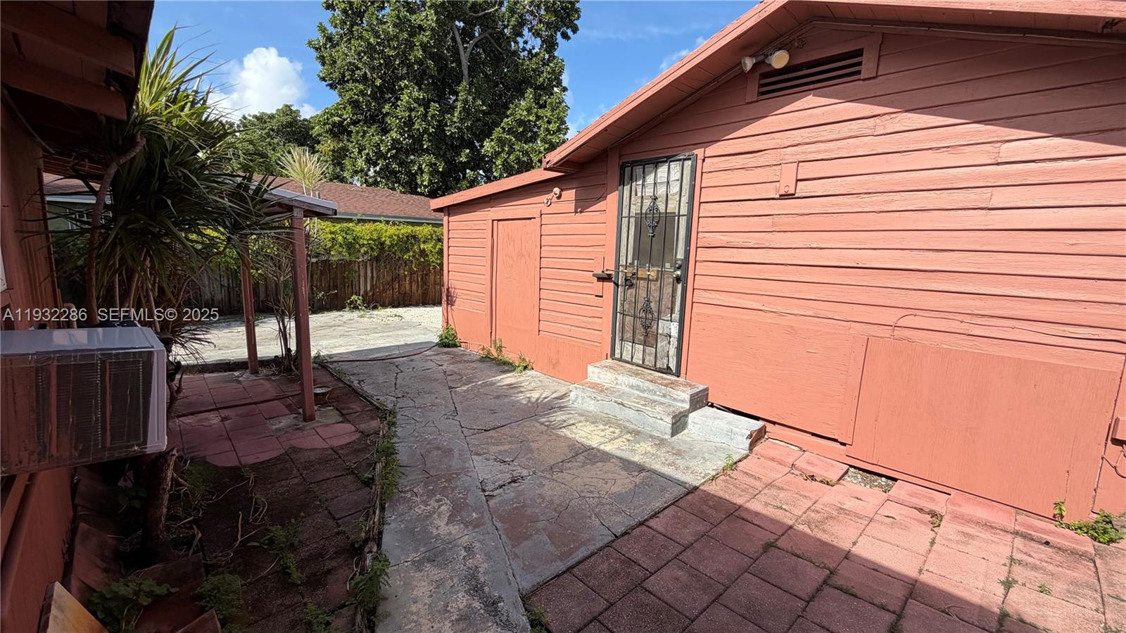 DIXIE HIGHWAY TRACK - Residential Lease