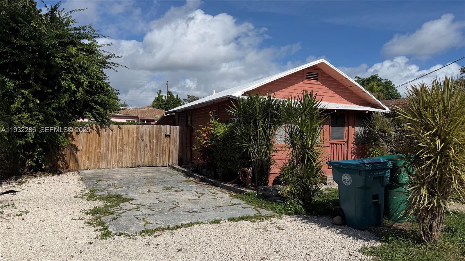 DIXIE HIGHWAY TRACK - Residential Lease