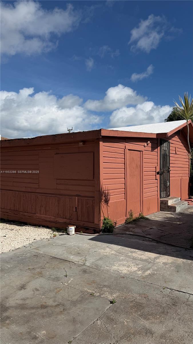 DIXIE HIGHWAY TRACK - Residential Lease