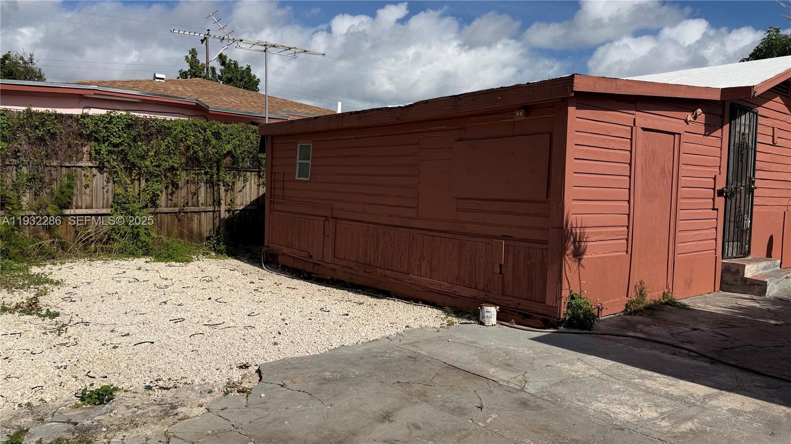 DIXIE HIGHWAY TRACK - Residential Lease