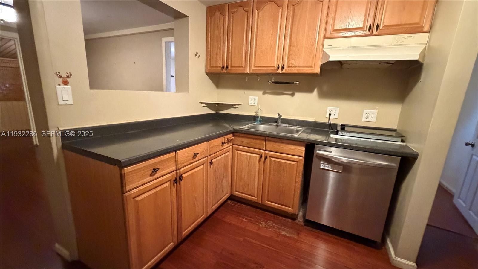 DIXIE HIGHWAY TRACK - Residential Lease