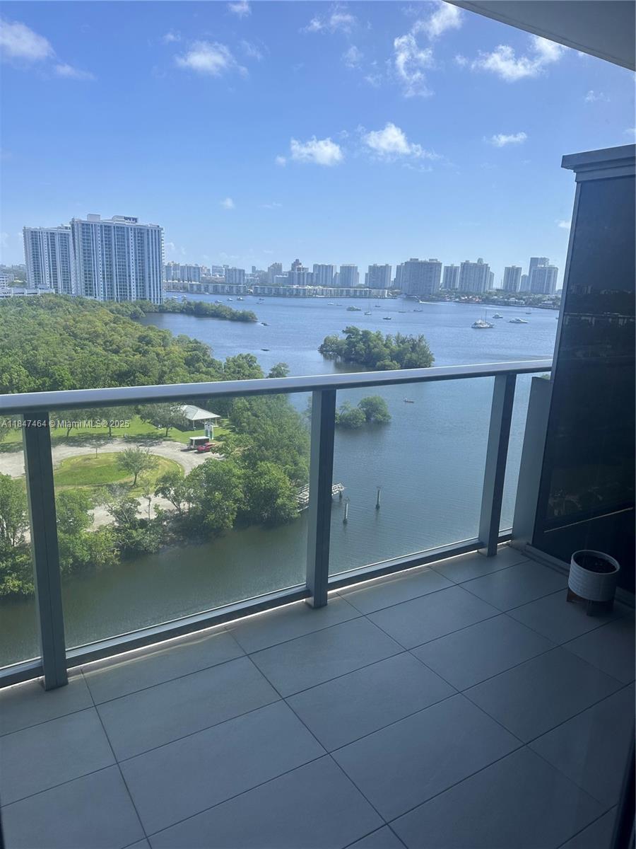 Beautiful and luxurious unit 2 bedrooms 2 baths plus den and extra storage at the Harbour in north Miami Beach. Breathtaking views open consent design porcelain floors throughout Italian kitchen cabinetry top of the line appliances high impact windows solar shades window treatment. Building offers tons of luxury like hot and cold plunges, steam room, sauna, massage room, state of the art gym, play room, cantina at the pool, kayaking, and much more.