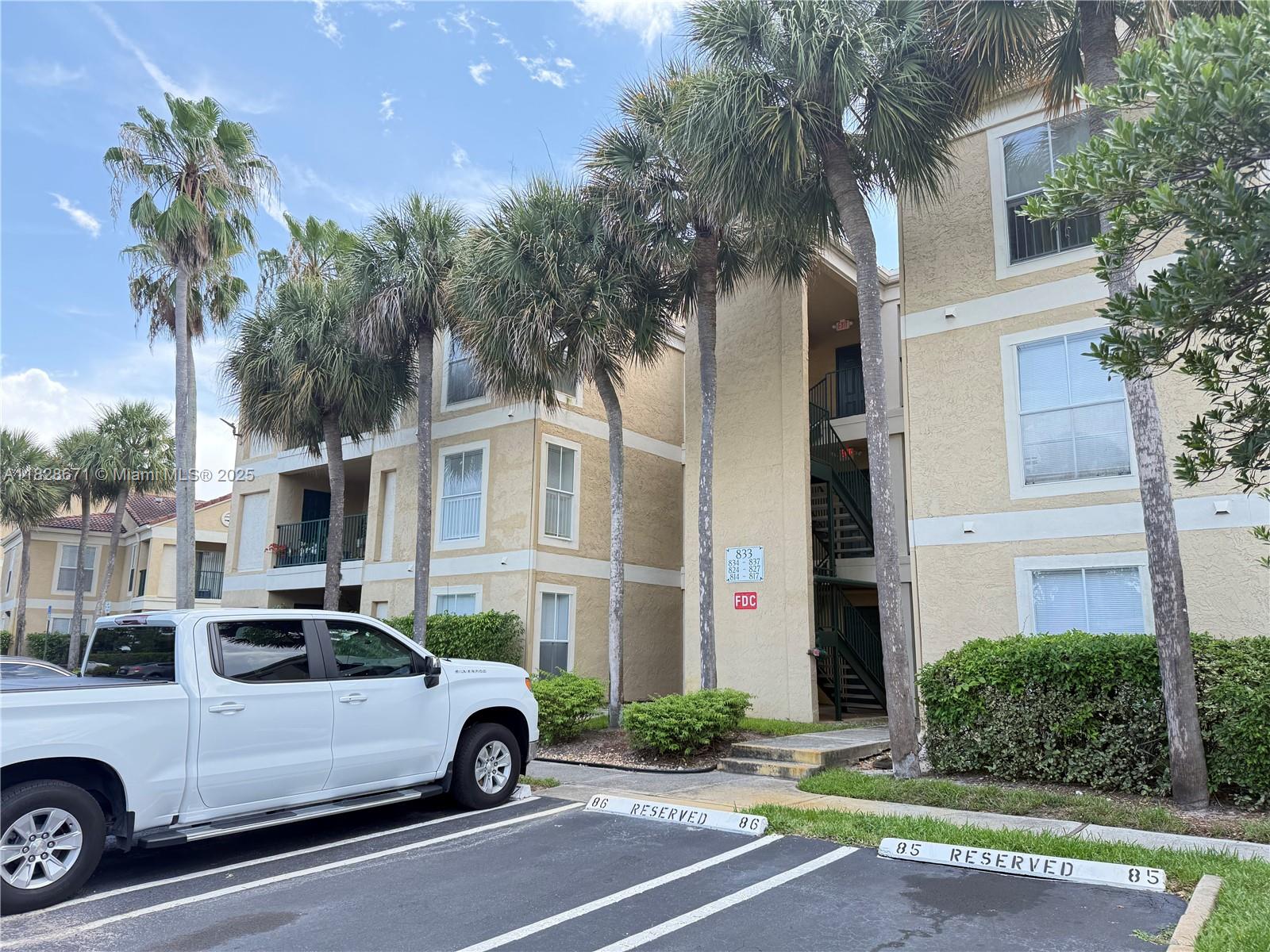 Best price in the community! This is a 1 bedroom apartment with a den. Very spacious with a nice balcony.
W/d inside the unit.