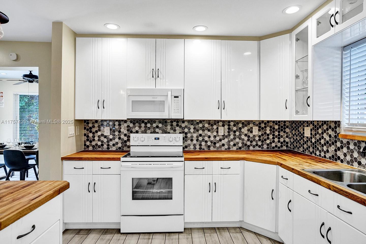 COUNTRY CLUB HOMES - Residential