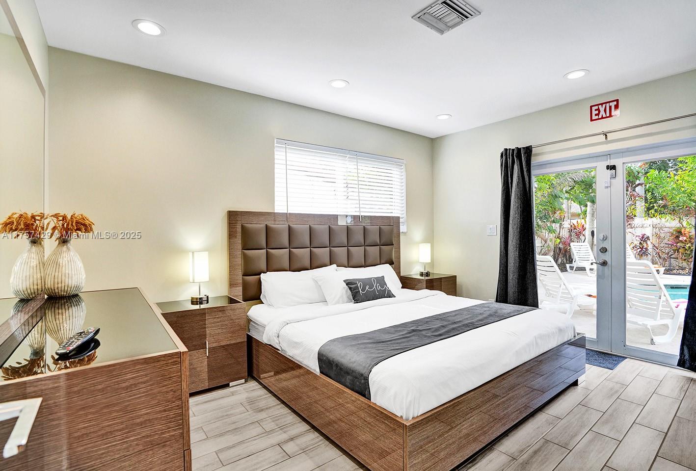 COUNTRY CLUB HOMES - Residential