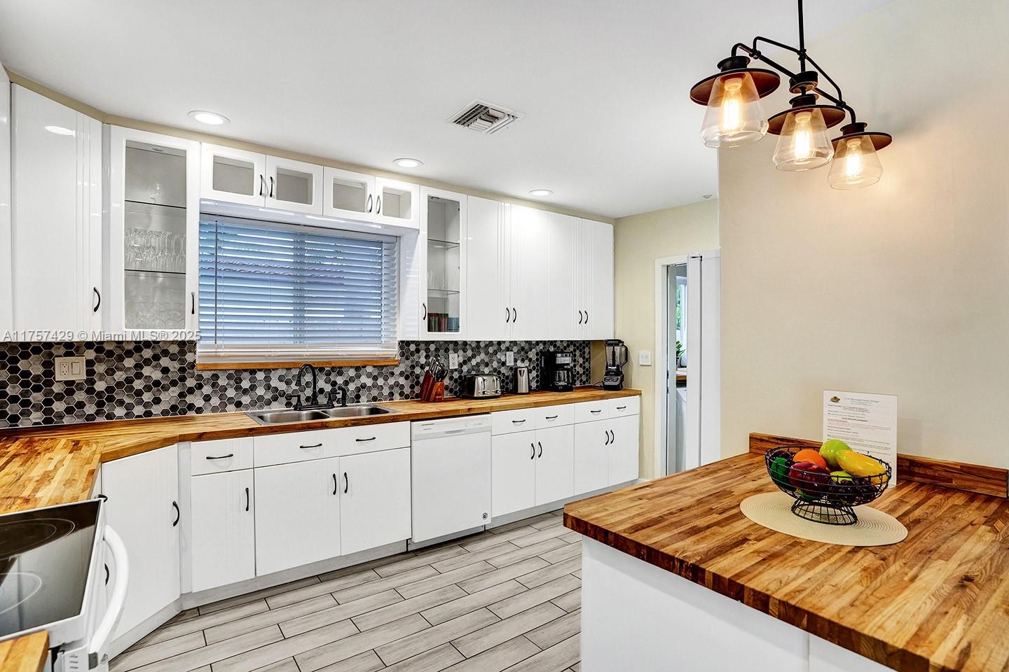 COUNTRY CLUB HOMES - Residential