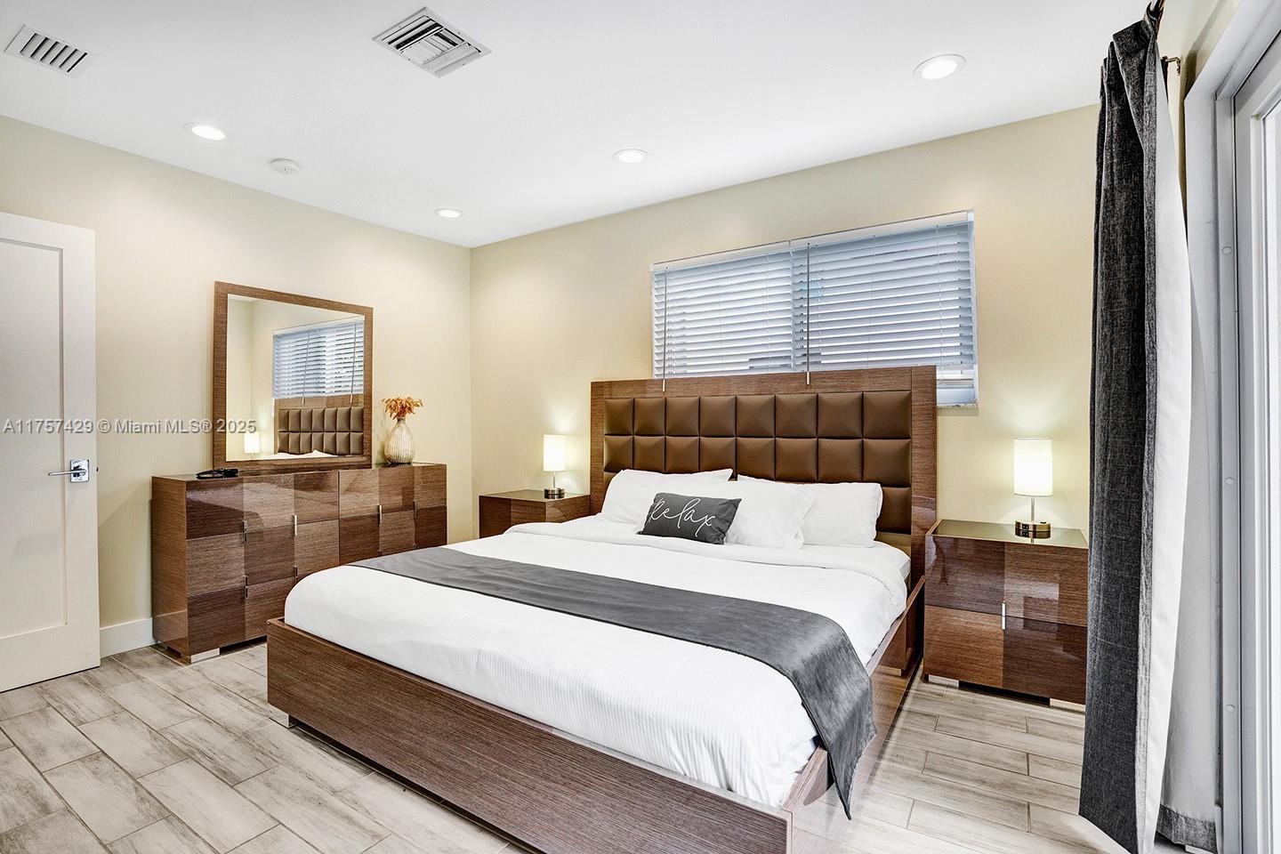 COUNTRY CLUB HOMES - Residential