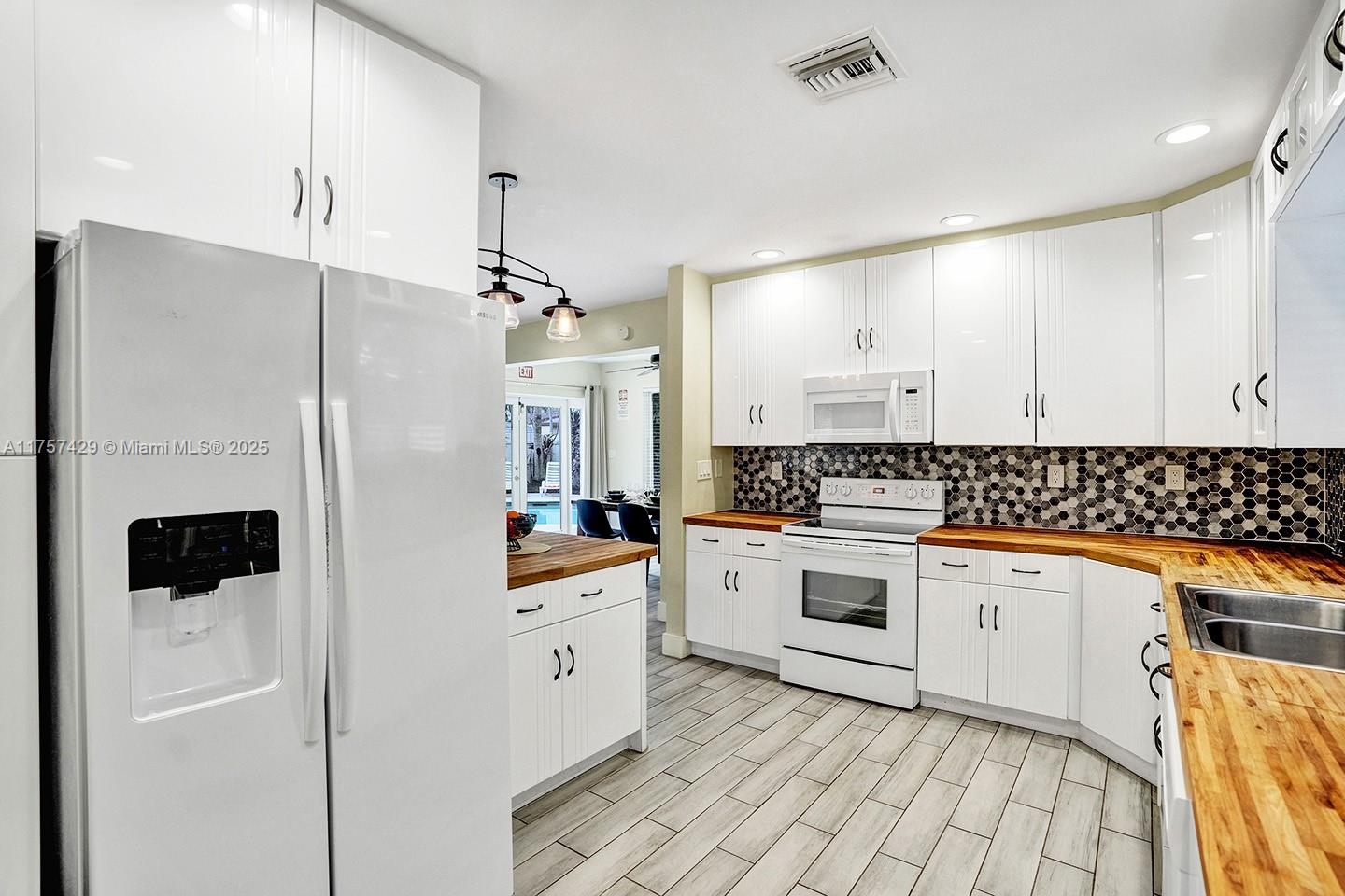 COUNTRY CLUB HOMES - Residential