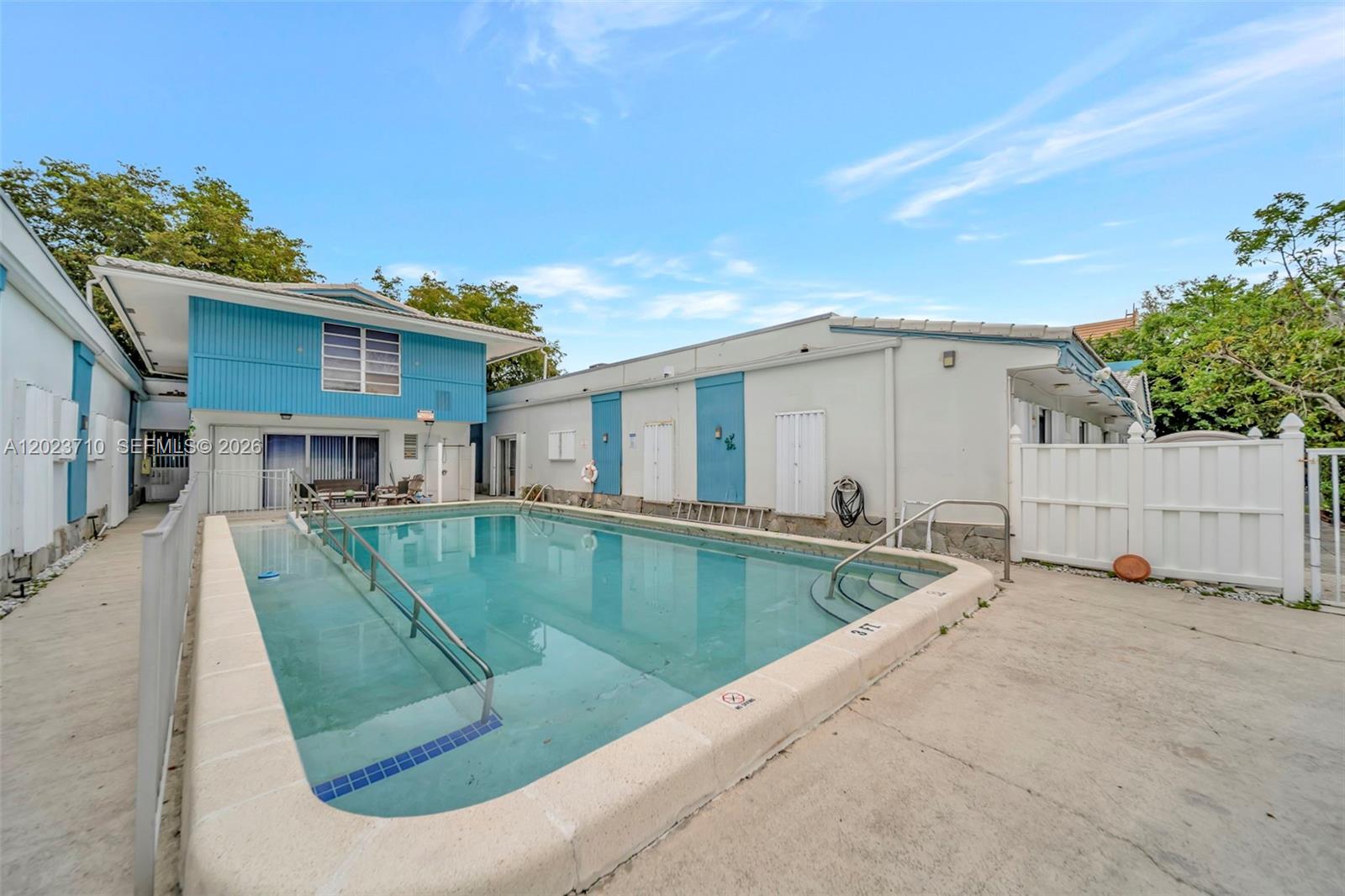 RAMBLING PELICAN WEST CON - Residential Lease