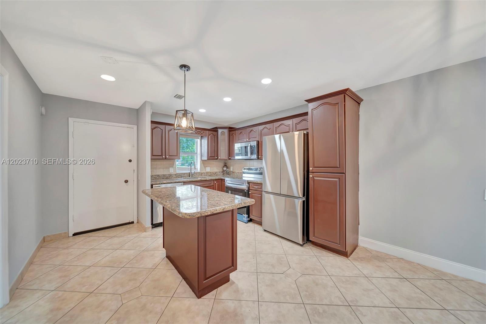 RAMBLING PELICAN WEST CON - Residential Lease