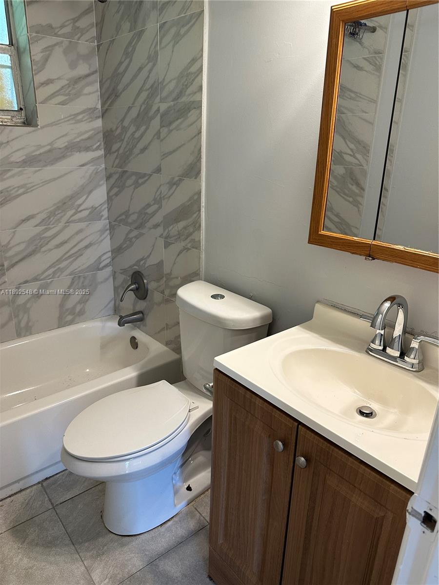 FIRST ADDITION TO CANAL G - Residential Lease