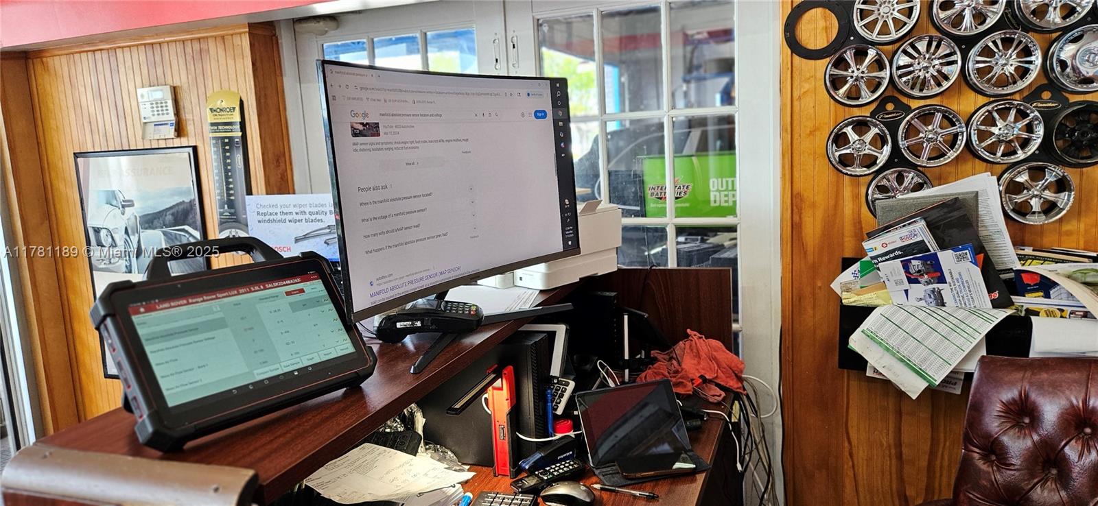 Main image without alt text