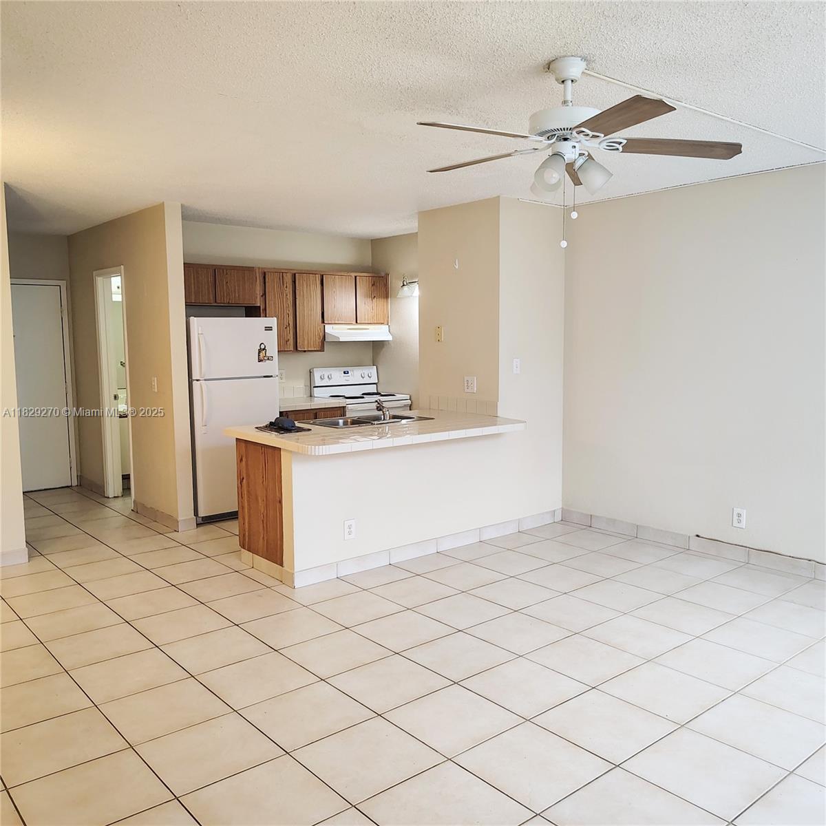 Cozy studio apartment in the heart of Coral Springs, this condo offers tile flooring throughout, a walk in closet and a kitchen with a large counter-top. Close to major highways and roads, close to parks and shopping