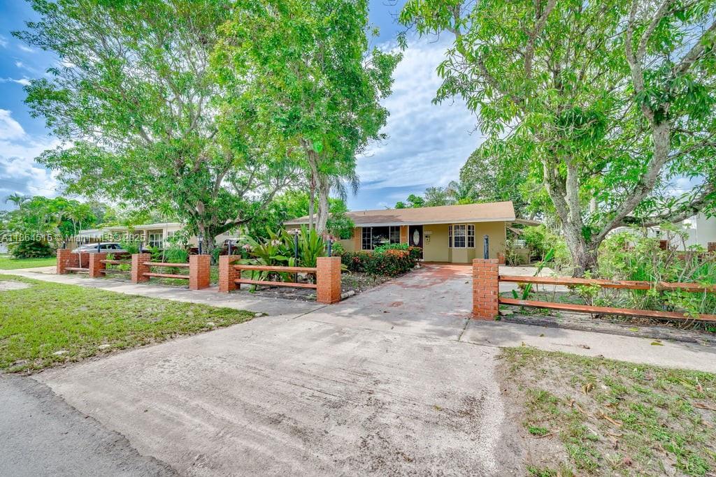 AVAILABLE NOW: 3-bed, 2-bath home in Hollywood with granite/stainless kitchen, formal spaces, and a private, no-HOA yard with fruit trees. Convenient location near highways and schools.