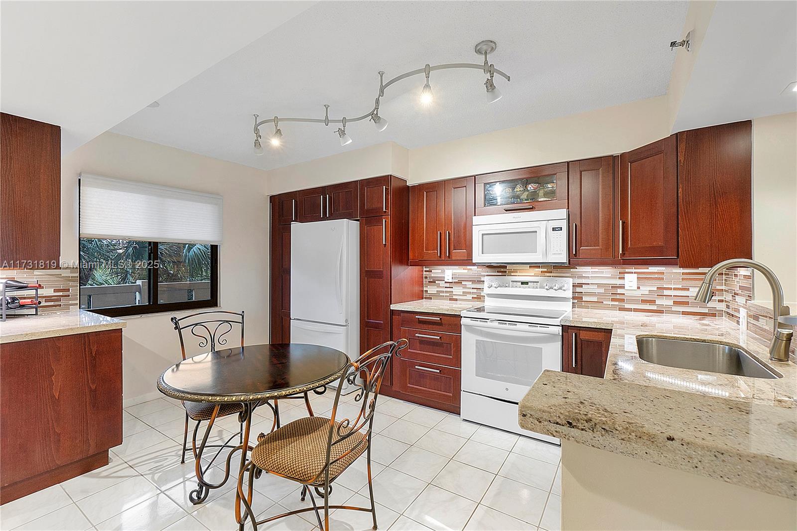 2200 S Cypress Bend Dr 406