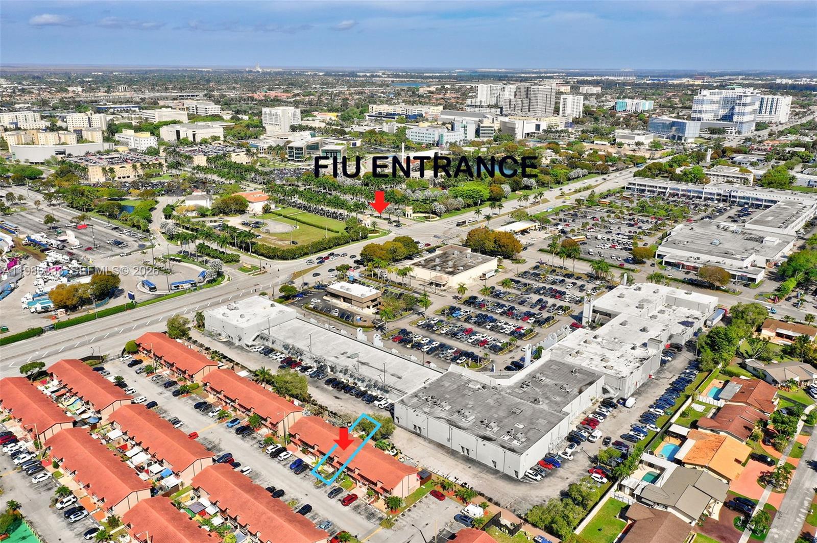 VILLAS UNIVERSITY SQUARE - Residential