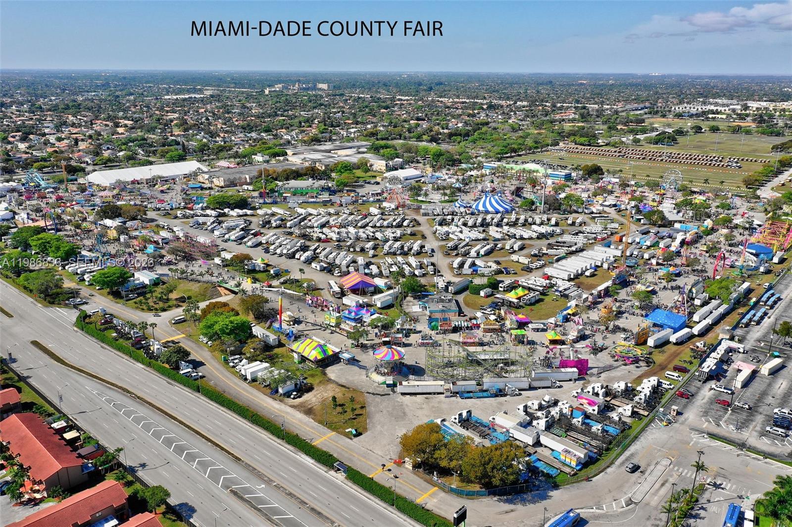 VILLAS UNIVERSITY SQUARE - Residential