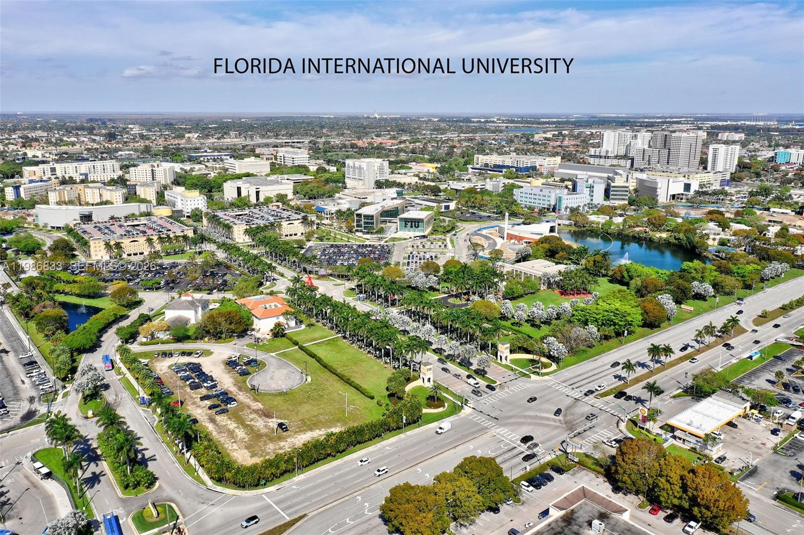 VILLAS UNIVERSITY SQUARE - Residential