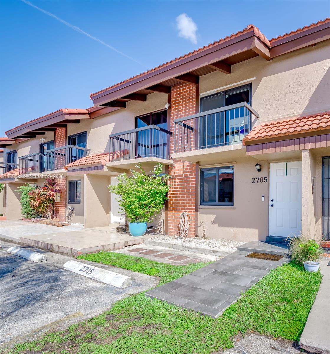 VILLAS UNIVERSITY SQUARE - Residential