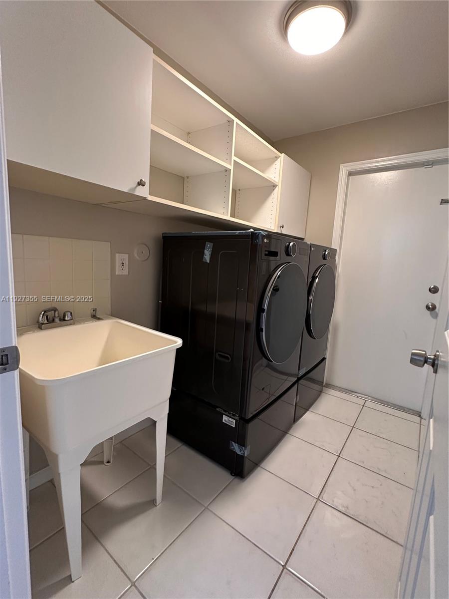 HOLLYWOOD LAKES COUNTRY C - Residential