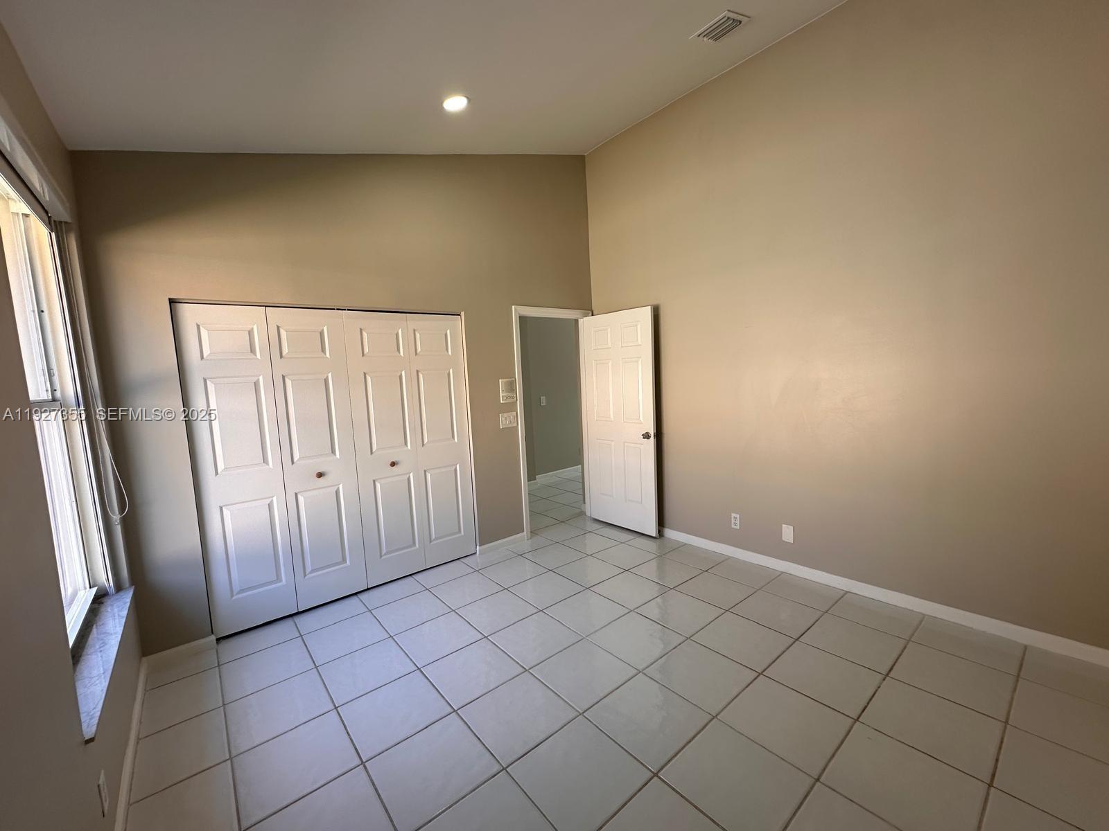 HOLLYWOOD LAKES COUNTRY C - Residential