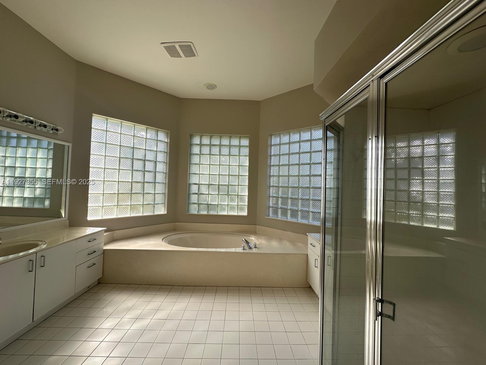 HOLLYWOOD LAKES COUNTRY C - Residential