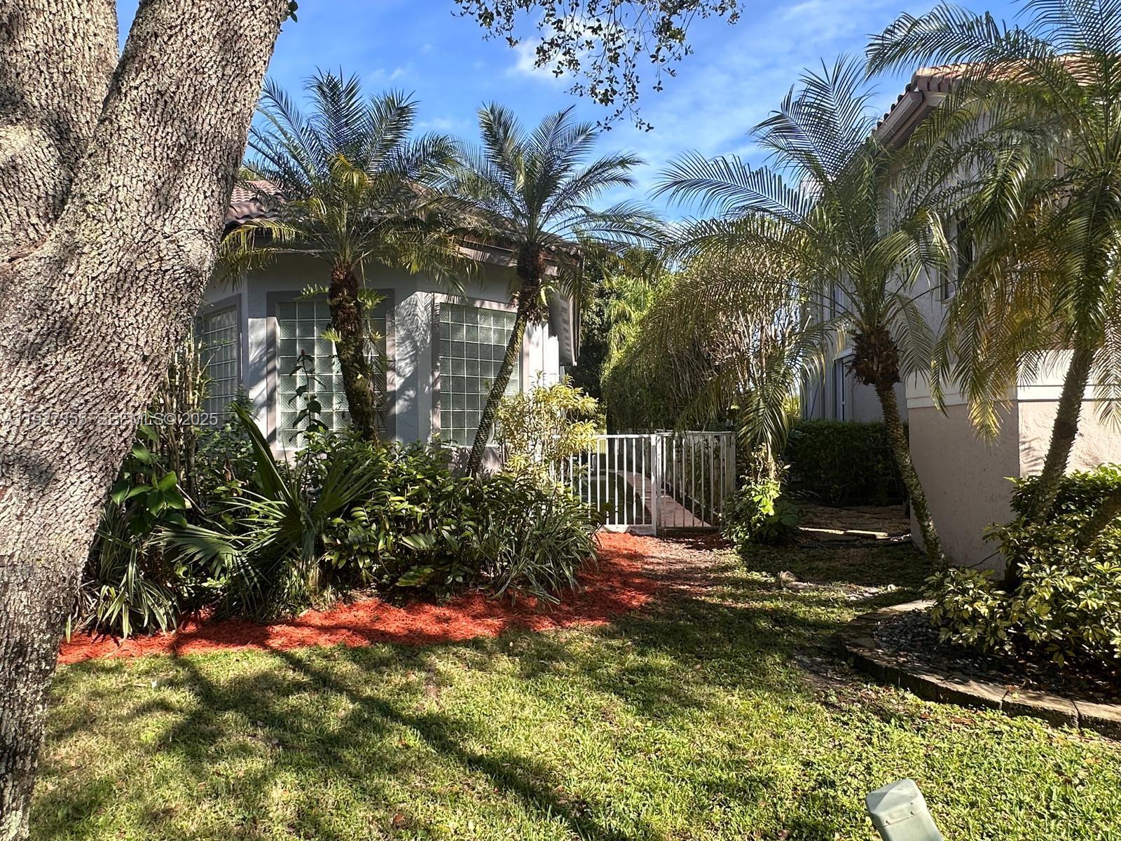 HOLLYWOOD LAKES COUNTRY C - Residential