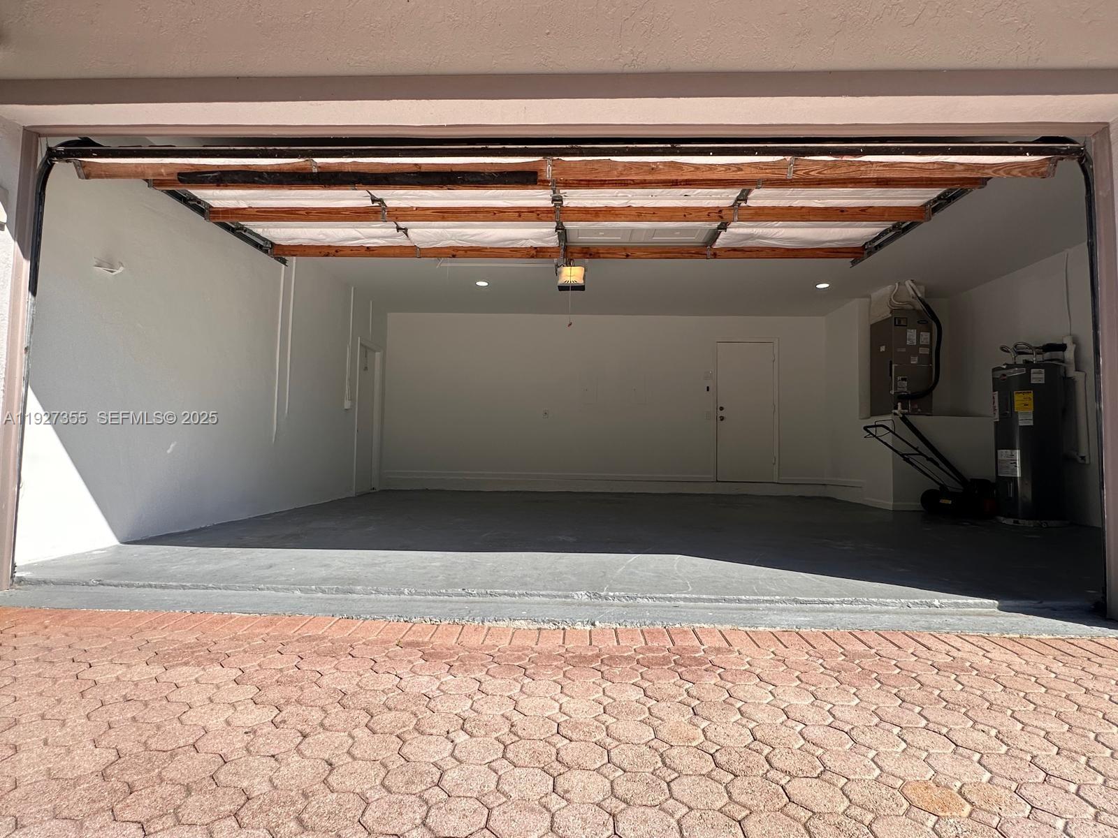 HOLLYWOOD LAKES COUNTRY C - Residential