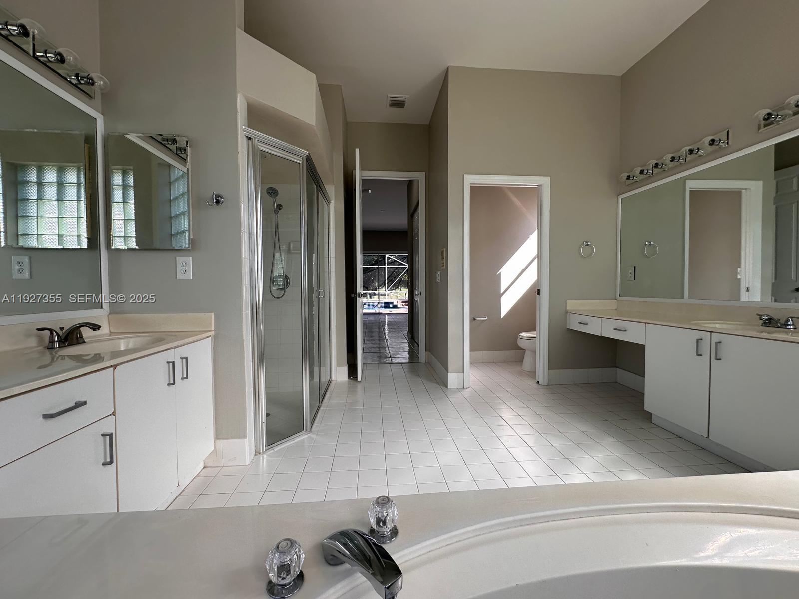 HOLLYWOOD LAKES COUNTRY C - Residential