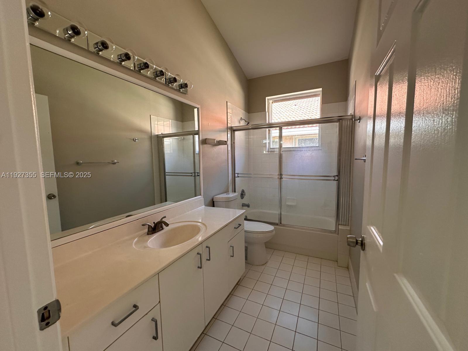 HOLLYWOOD LAKES COUNTRY C - Residential